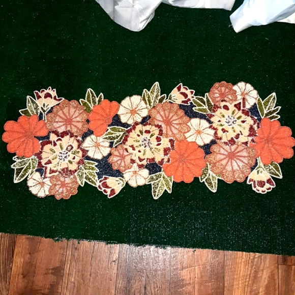 TABLE RUNNER PIER 1 BEADED EMBELLISHED TABLE RUNNER 3086570         ☆ - Picture 1 of 10